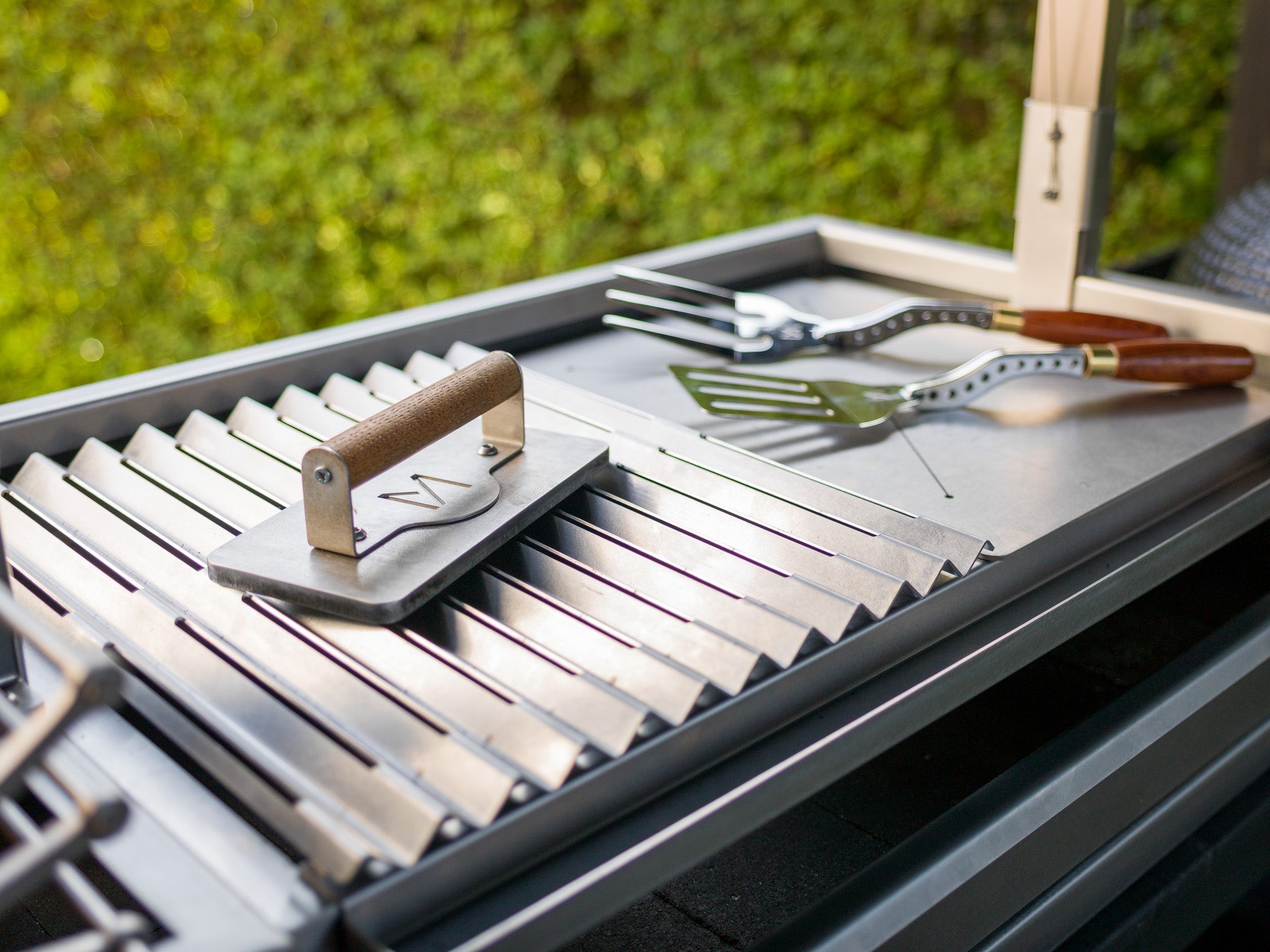 V Groove Grill
